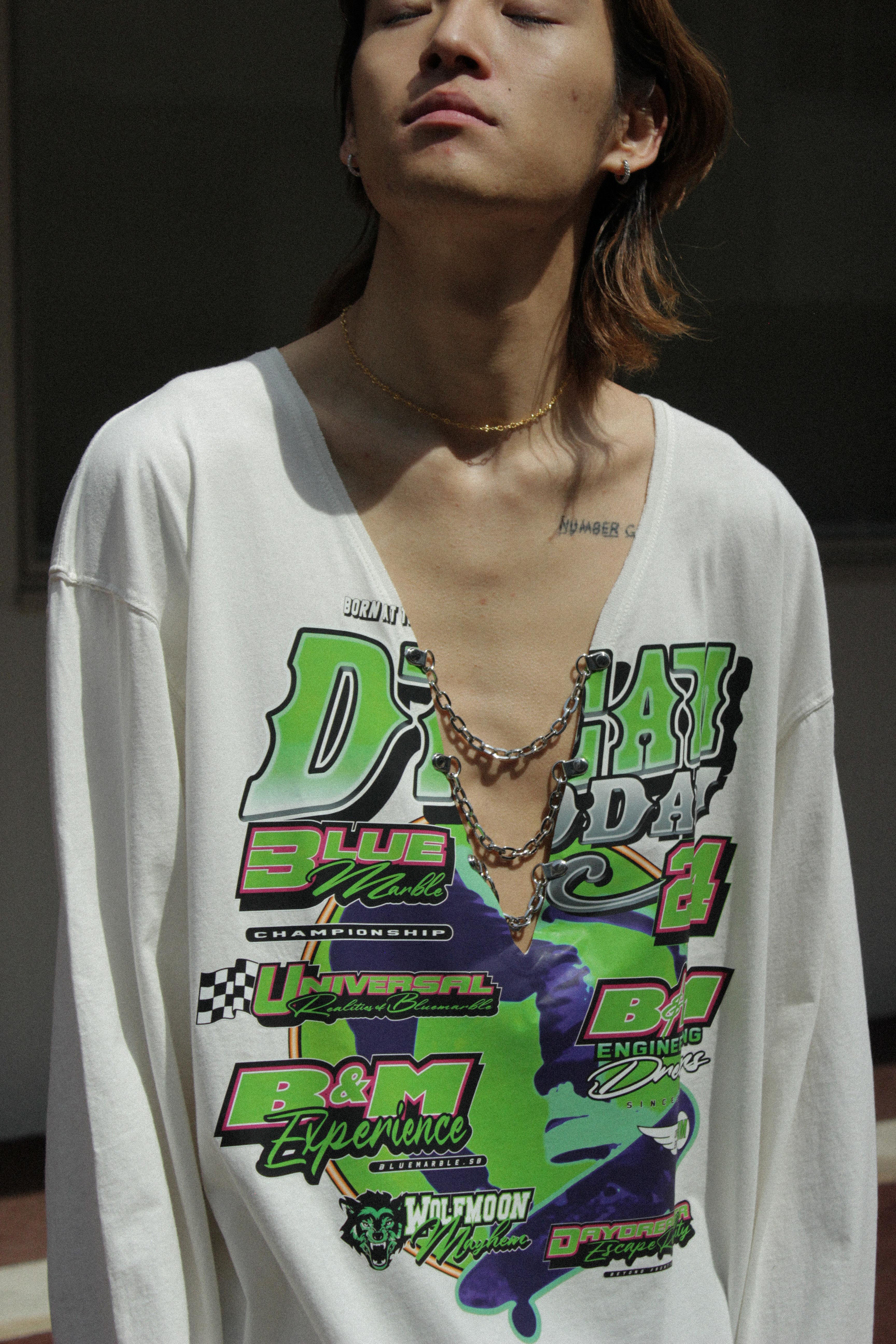 トップス BLUEMARBLE Moto print vneck sleeveles BLUEMARBLE】”Moto” Print & Chain V-Neck Longsleeves White T-Shirt